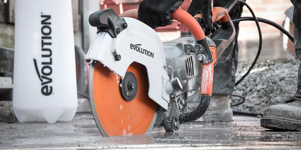 Electric powered concrete cutting saw